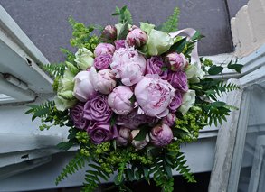 Svatební kytice - pivoňka, růže, Eustoma a kontryhel