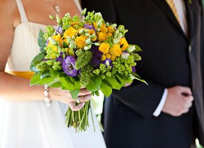 Svatební kytice - žlutý mix s fialovým detailem
