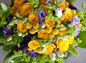 Svatební kytice - žlutý mix s fialovým detailem
